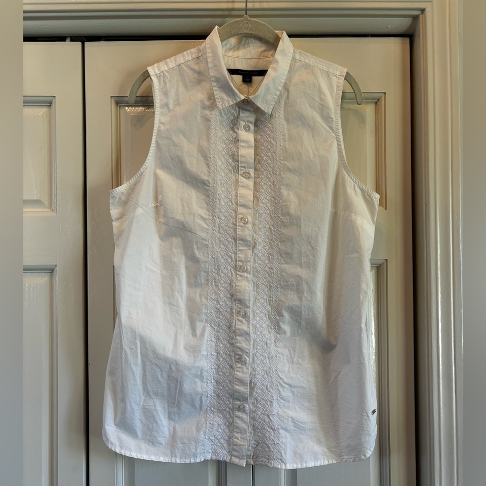Tommy Hilfiger white NWT, sleeveless embroidered button up blouse, L